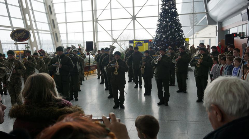 Відвідувачів львівського аеропорту вразив виступ військового оркестру