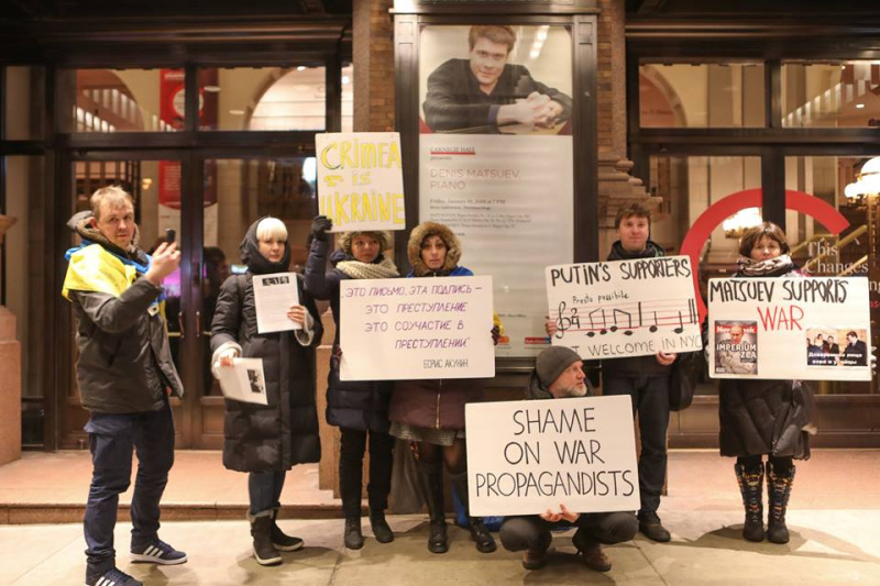 Мацуєв і Бутман: у США пройшла акція проти музикантів, які підтримують анексію Криму