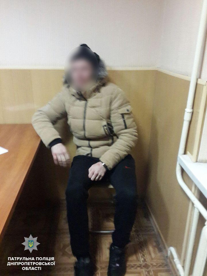 Ледь не замерз у снігу: В Дніпрі горе-батько залишив дитину на морозі