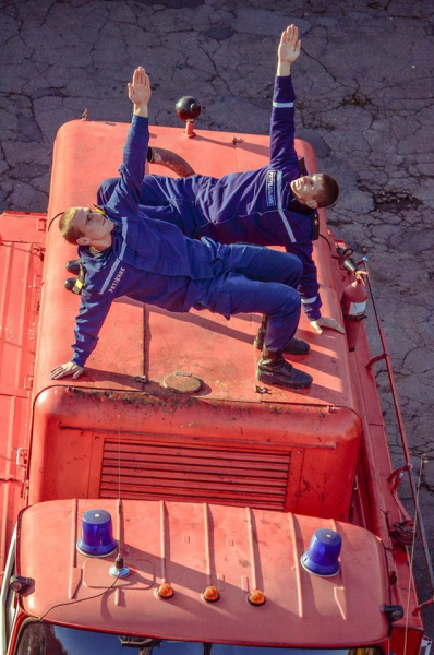 "Йога для всіх": рятувальники ДСНС постали в незвичайному образі (фото)