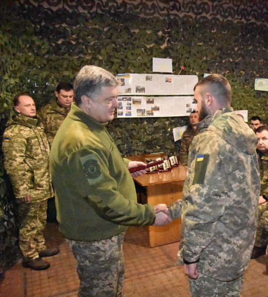 Порошенко вручил награды бойцам, которые возвращали украинские села в Луганской области