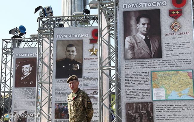 День пам'яті та примирення: у Києві відкрили фотовиставку "Герої" (фоторепортаж)