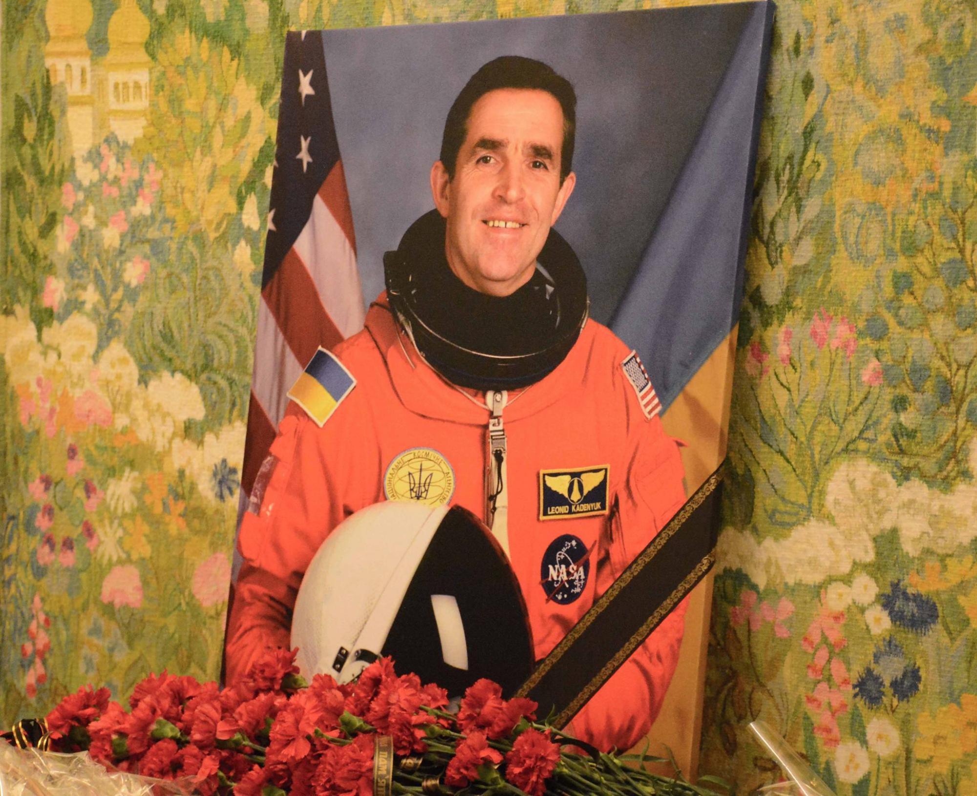 Прощання з Леонідом Каденюком: у Києві поховали легендарного українського космонавта