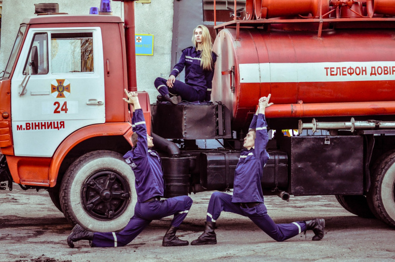 "Йога для всіх": рятувальники ДСНС постали в незвичайному образі (фото)