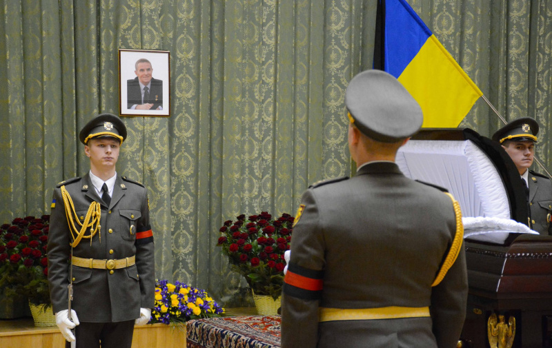 Прощання з Леонідом Каденюком: у Києві поховали легендарного українського космонавта