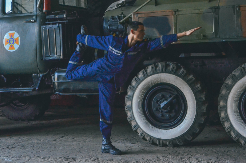 "Йога для всіх": рятувальники ДСНС постали в незвичайному образі (фото)