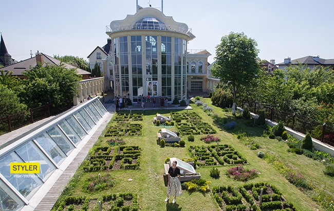 Підземний басейн, вітряки і сонячні батареї: Руслана у день народження показала свій будинок