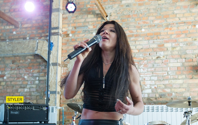 Підземний басейн, вітряки і сонячні батареї: Руслана у день народження показала свій будинок