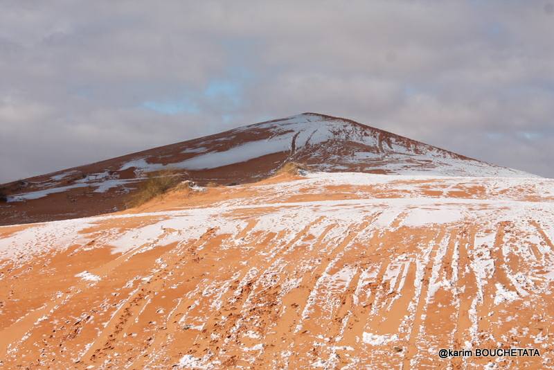 У пустелі Сахара знову снігопад (неймовірні фото)