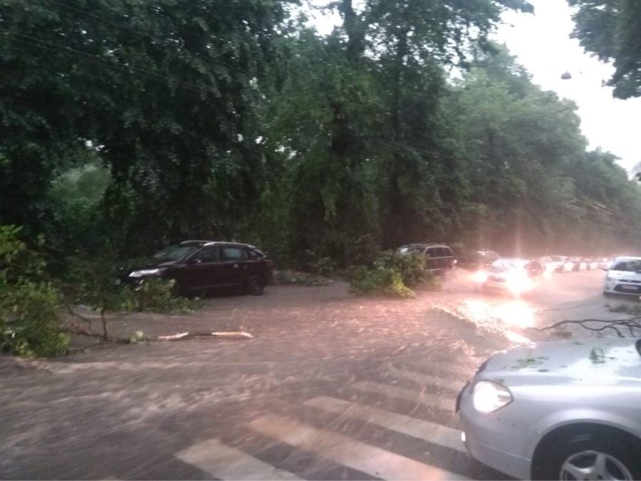 Блискавки, град, злива, ураган: у Львові - погодний апокаліпсис (фото і відео)
