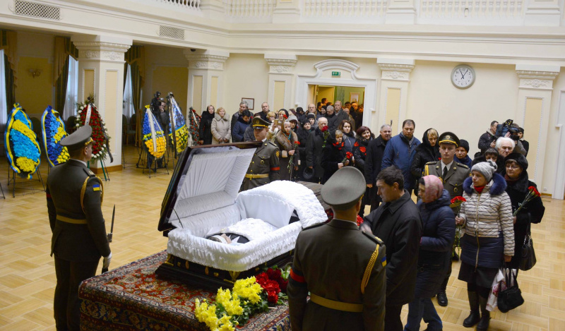 Прощання з Леонідом Каденюком: у Києві поховали легендарного українського космонавта