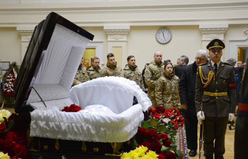 Прощання з Леонідом Каденюком: у Києві поховали легендарного українського космонавта