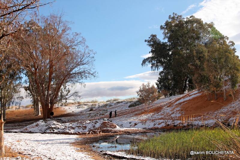 У пустелі Сахара знову снігопад (неймовірні фото)