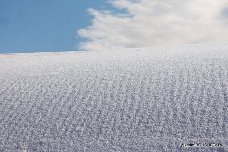 У пустелі Сахара знову снігопад (неймовірні фото)