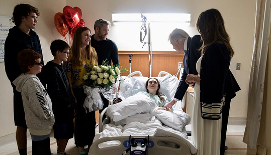 Мелания Трамп в белоснежном платье встретилась с жертвами перестрелки во Флориде (фото)