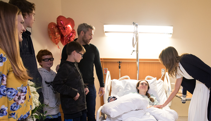 Мелания Трамп в белоснежном платье встретилась с жертвами перестрелки во Флориде (фото)