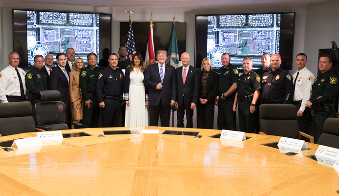 Мелания Трамп в белоснежном платье встретилась с жертвами перестрелки во Флориде (фото)