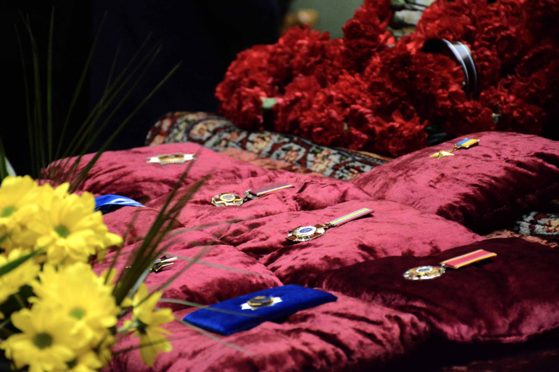 Прощання з Леонідом Каденюком: у Києві поховали легендарного українського космонавта