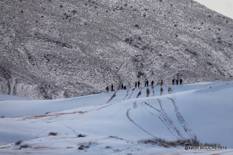 У пустелі Сахара знову снігопад (неймовірні фото)