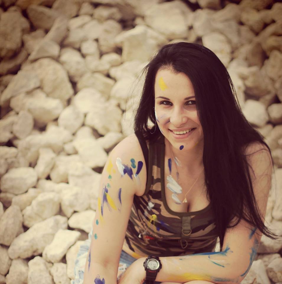 "В свои 19 ушла на войну": в сети рассказали о девушке, спасающей бойцов в АТО