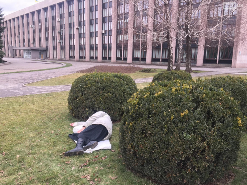 &quot;Власть убивает&quot;:  в Кривом Роге дежурный проигнорировал лежащую под горисполкомом женщину (фото)