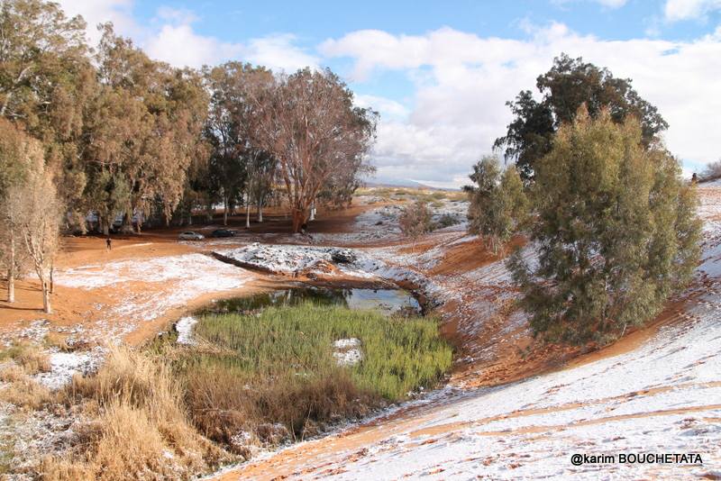 У пустелі Сахара знову снігопад (неймовірні фото)