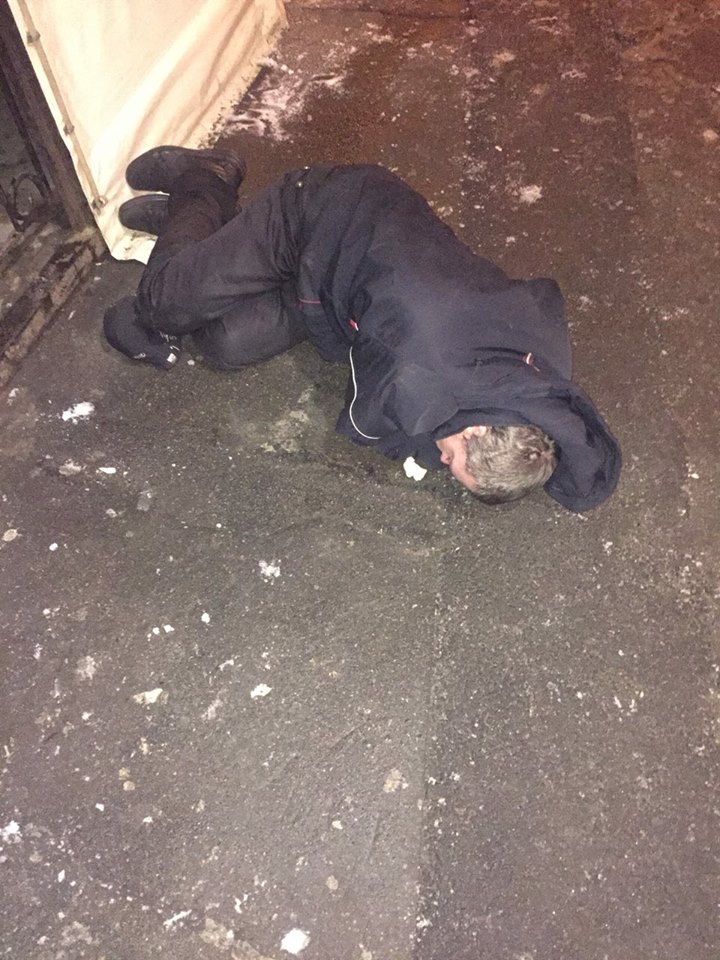 Пьяные в умат родители бродили по Киеву с ребенком: соцсети в ярости (фото)