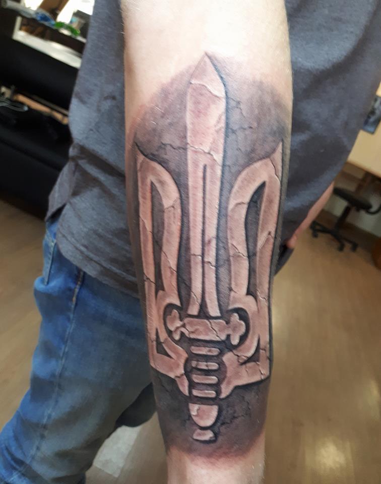 &quot;Для меня это символ свободы&quot;: российский журналист сделал тату с гербом Украины