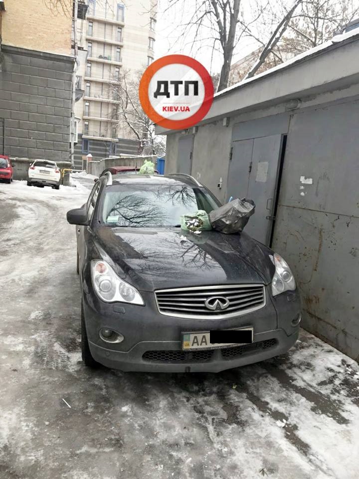 "Брудні бандити": в центрі Києва демонстративно покарали "героя паркування" (фото)