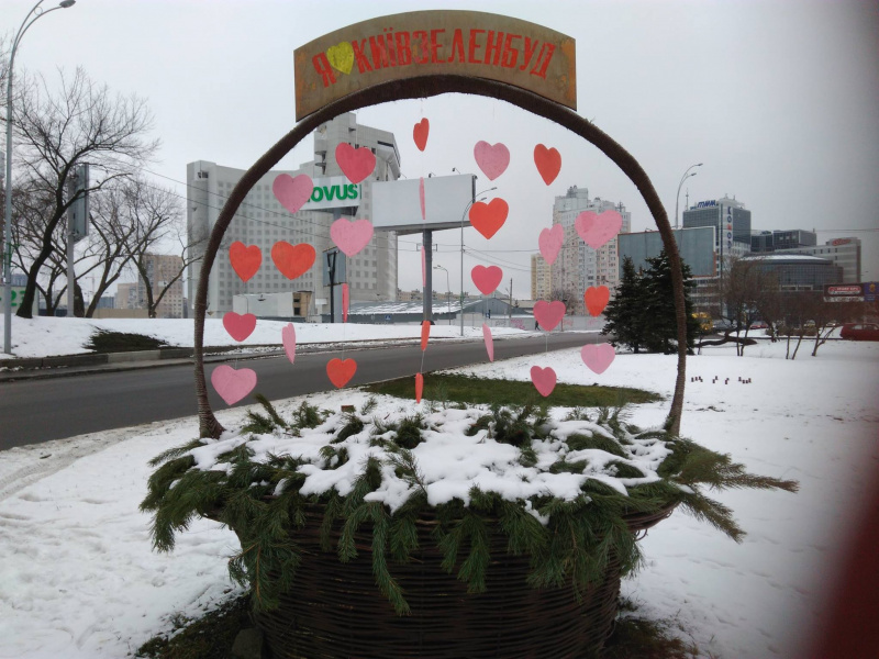 День святого Валентина: в Киеве появились огромные романтичные инсталляции (фото)
