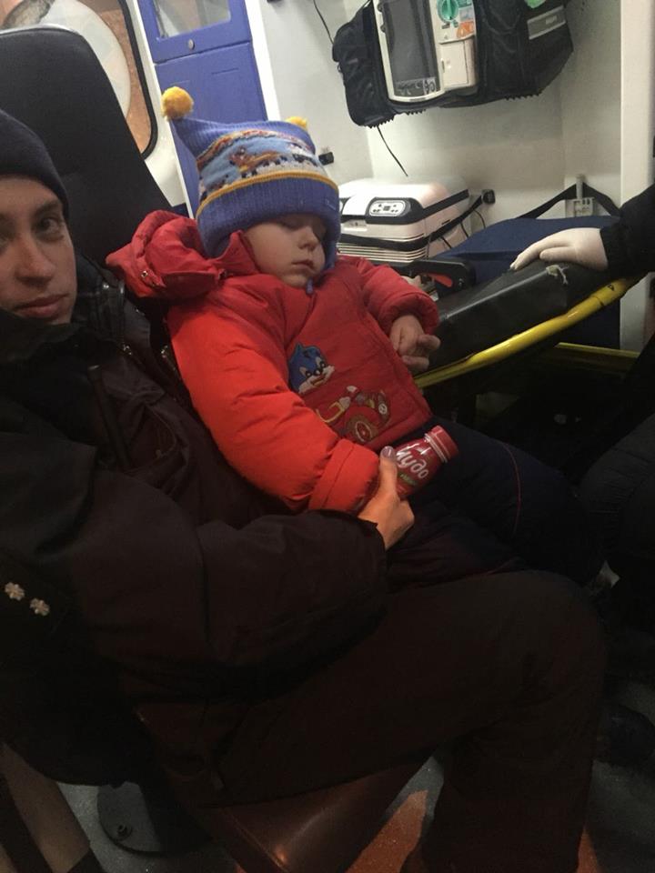 Пьяные в умат родители бродили по Киеву с ребенком: соцсети в ярости (фото)