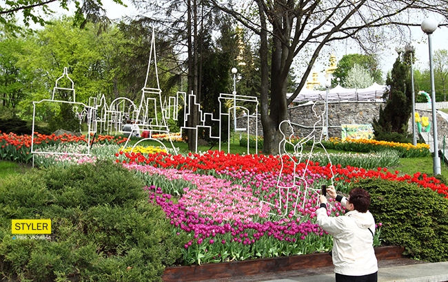 В Киеве открылась уникальная выставка тюльпанов "Вокруг света" (яркий фоторепортаж)