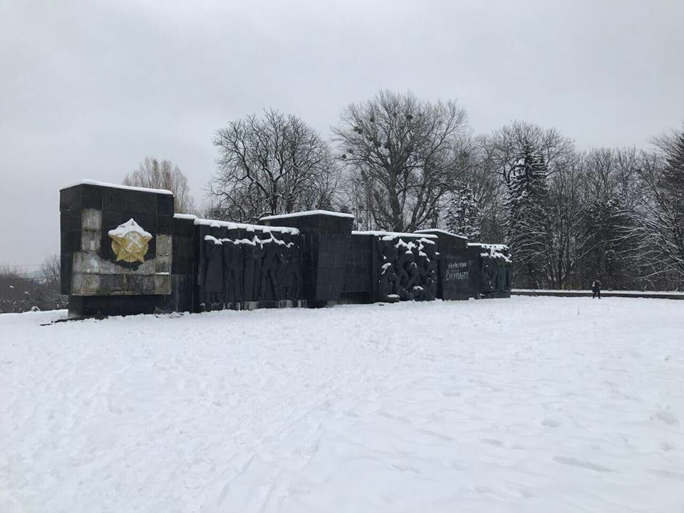Не декомунізація: у Львові демонтують 30-метровий монумент радянським солдатам