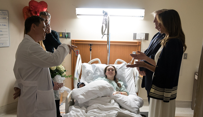 Мелания Трамп в белоснежном платье встретилась с жертвами перестрелки во Флориде (фото)