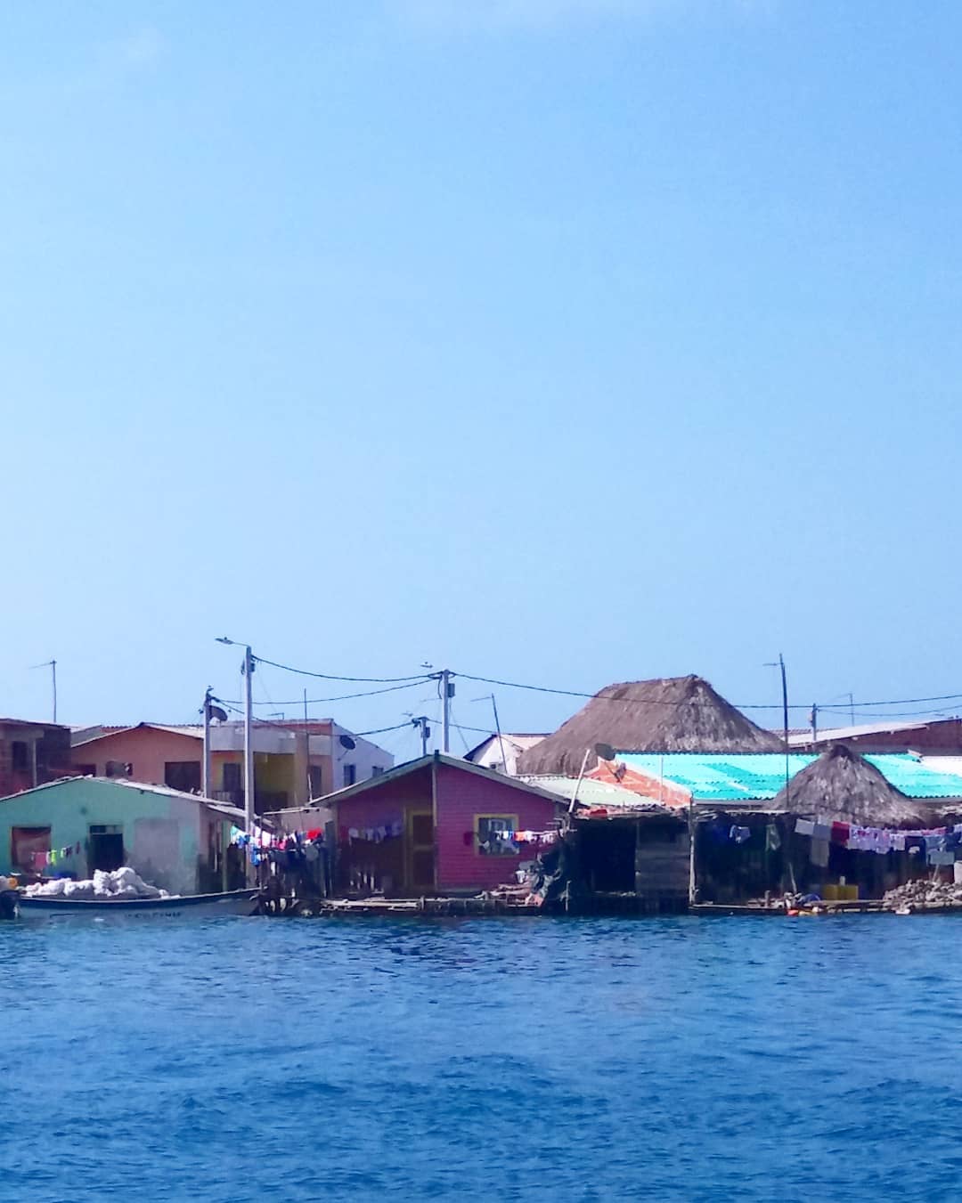 Самый густонаселенный остров в мире: впечатляющие фото и видео