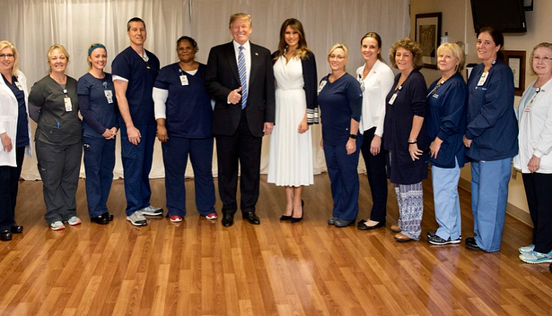 Мелания Трамп в белоснежном платье встретилась с жертвами перестрелки во Флориде (фото)