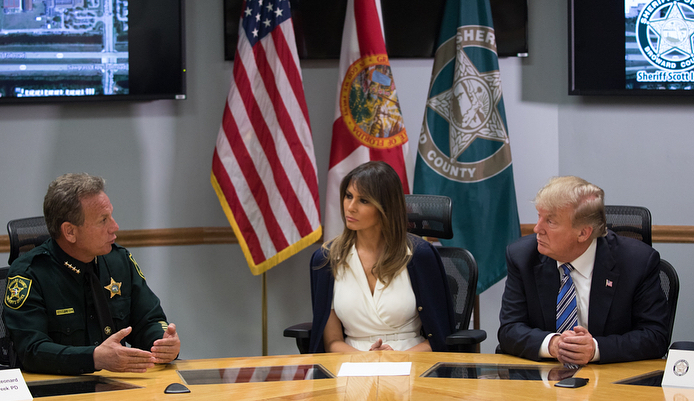 Мелания Трамп в белоснежном платье встретилась с жертвами перестрелки во Флориде (фото)