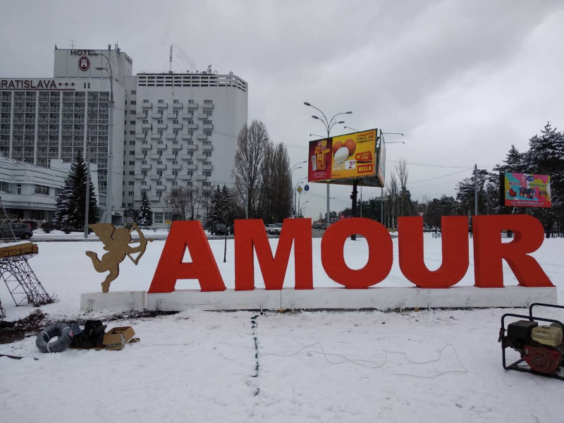 День святого Валентина: в Киеве появились огромные романтичные инсталляции (фото)