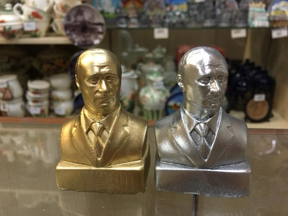 "Наверное, вручат как медали": российская журналистка потроллила продажу сувениров с бюстом Путина