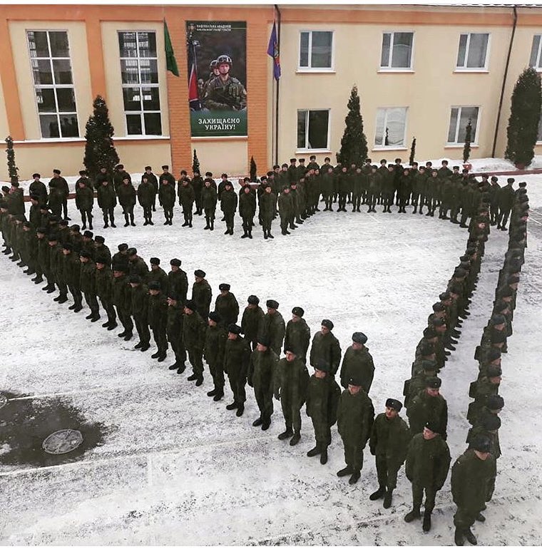 День святого Валентина: в Харкові гвардійці вишикувалися у формі серця (фото)