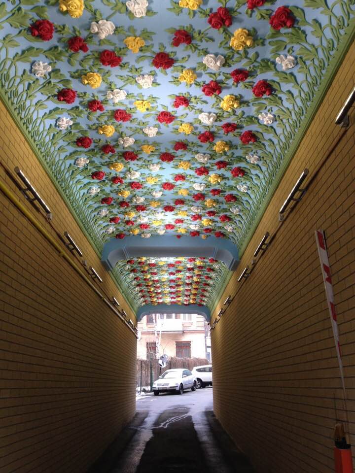 Шматочок Криму: у Києві з'явилася незвичайна арка з трояндами