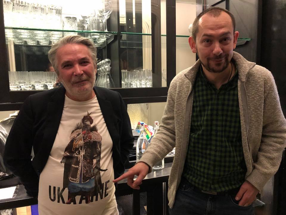 Поэт Орлуша в Москве "выгуливает" футболку с надписью "Ukraine"