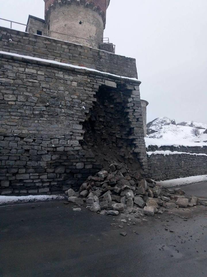 В Каменце-Подольском обвалилась часть крепости XII века