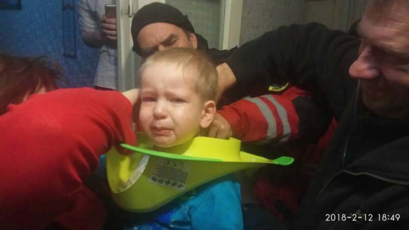 В Киеве спасателям пришлось вызволять малыша из собственного туалета (фото)