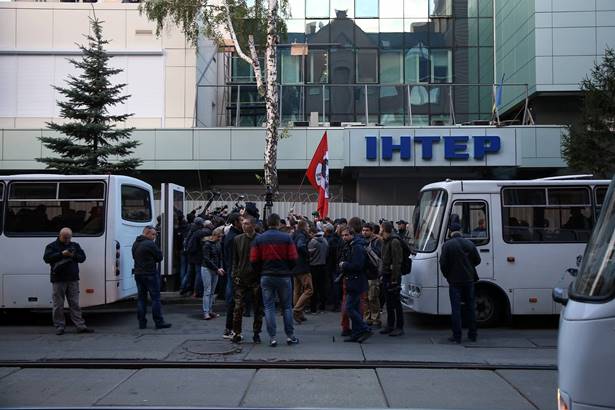 "Інтер" знову пізнав гнів патріотів: активісти хочуть знести паркан біля офісу телеканалу