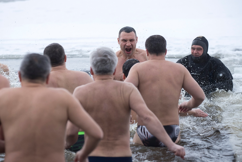 Хрещення 2018: Кличко разом з главами районів Києва викупався в Дніпрі