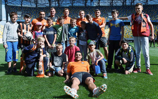 Подвійне навантаження: футболісти "Шахтаря" перед грою попрацювали вихователями дітей і фотомоделями