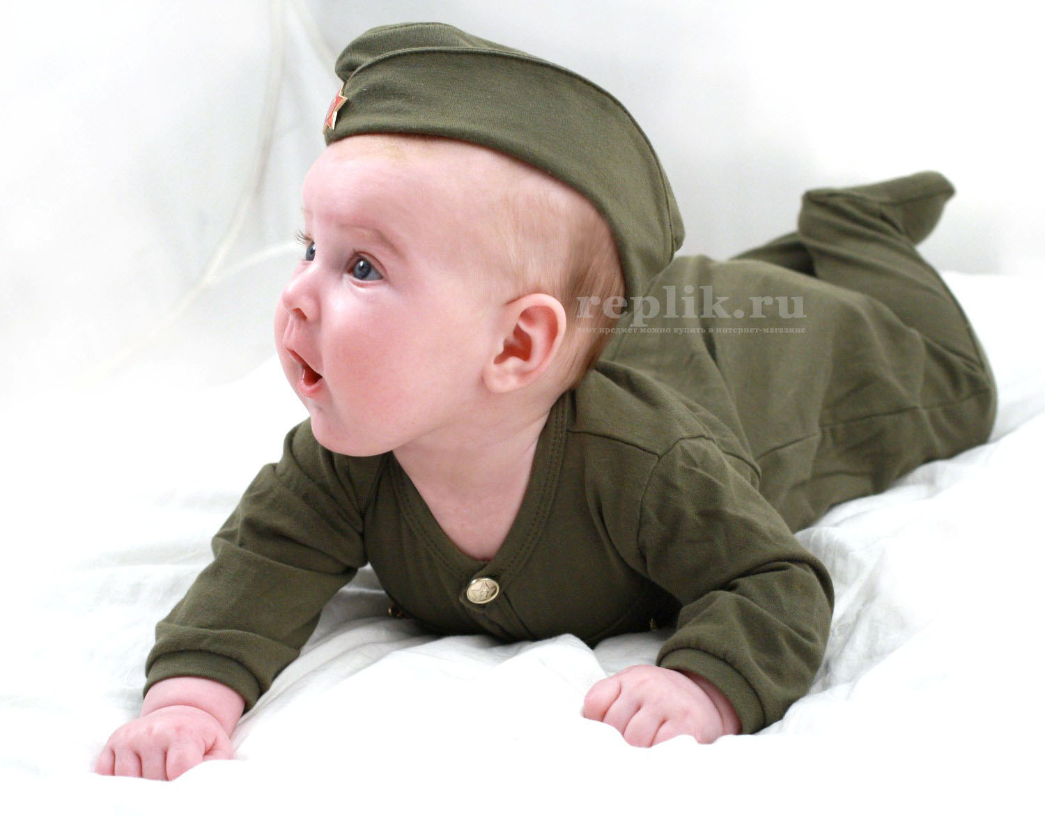 Маленькие дети в военной форме
