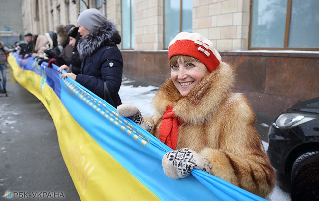 День Соборності: у Києві розгорнули найдовший прапор України (фоторепортаж)