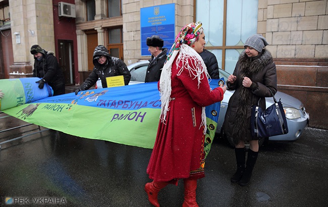 День Соборності: у Києві розгорнули найдовший прапор України (фоторепортаж)